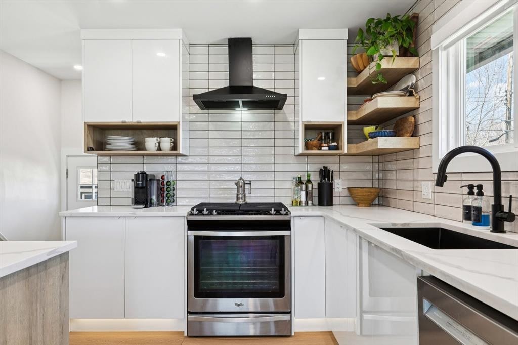 9723 3 Street Se, Calgary, AB - Indoor Photo Showing Kitchen With Upgraded Kitchen