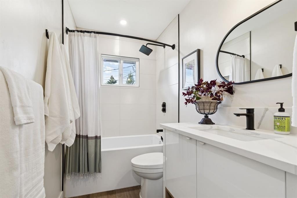 9723 3 Street Se, Calgary, AB - Indoor Photo Showing Bathroom
