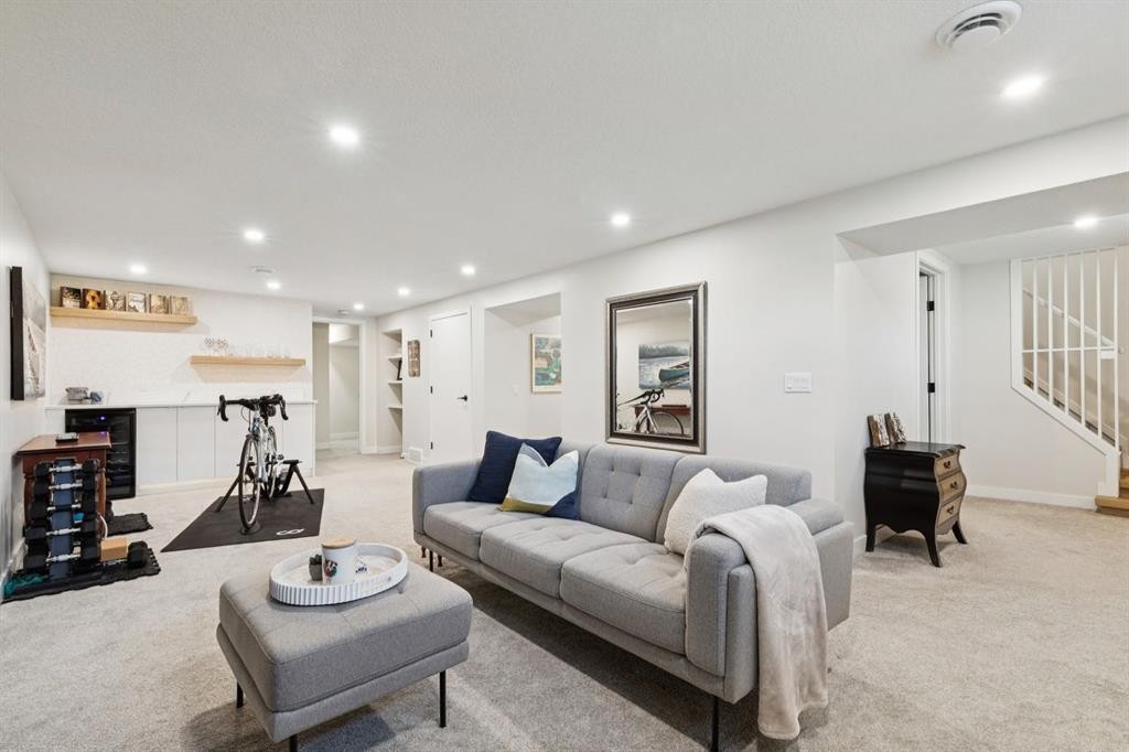 9723 3 Street Se, Calgary, AB - Indoor Photo Showing Living Room