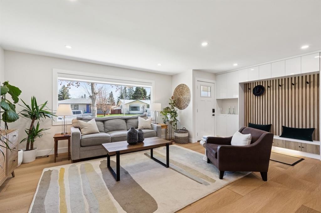 9723 3 Street Se, Calgary, AB - Indoor Photo Showing Living Room