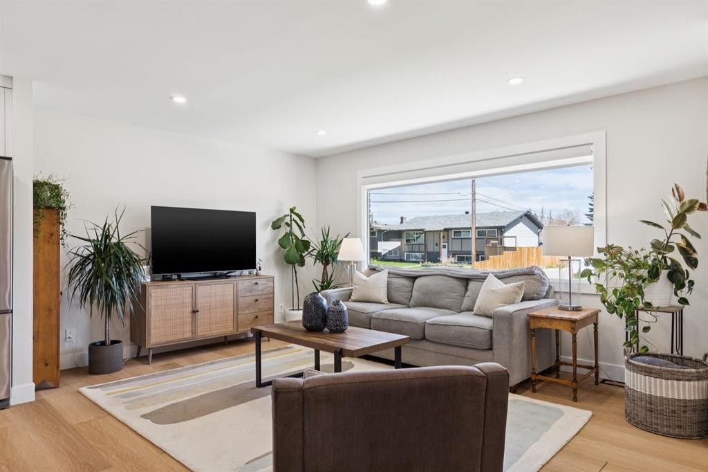 9723 3 Street Se, Calgary, AB - Indoor Photo Showing Living Room