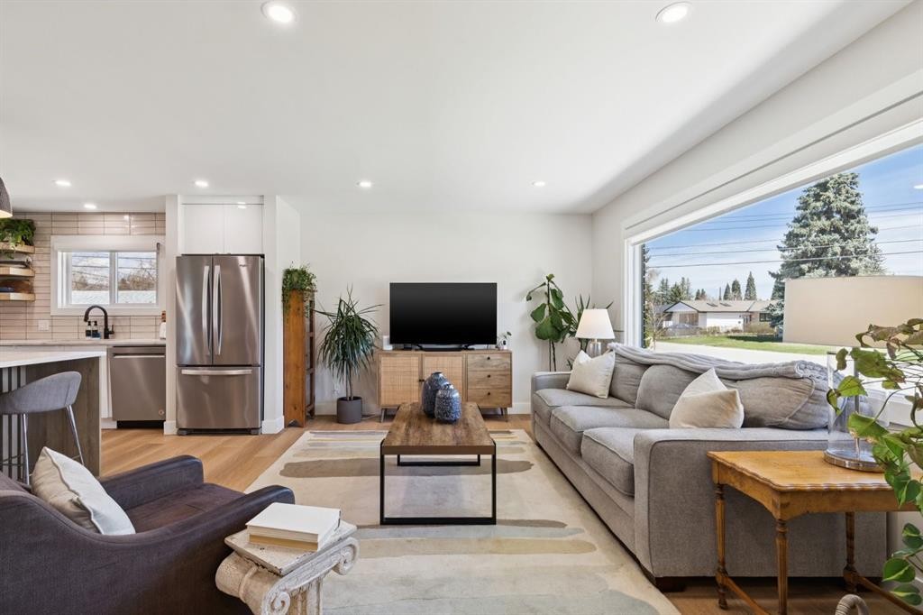 9723 3 Street Se, Calgary, AB - Indoor Photo Showing Living Room
