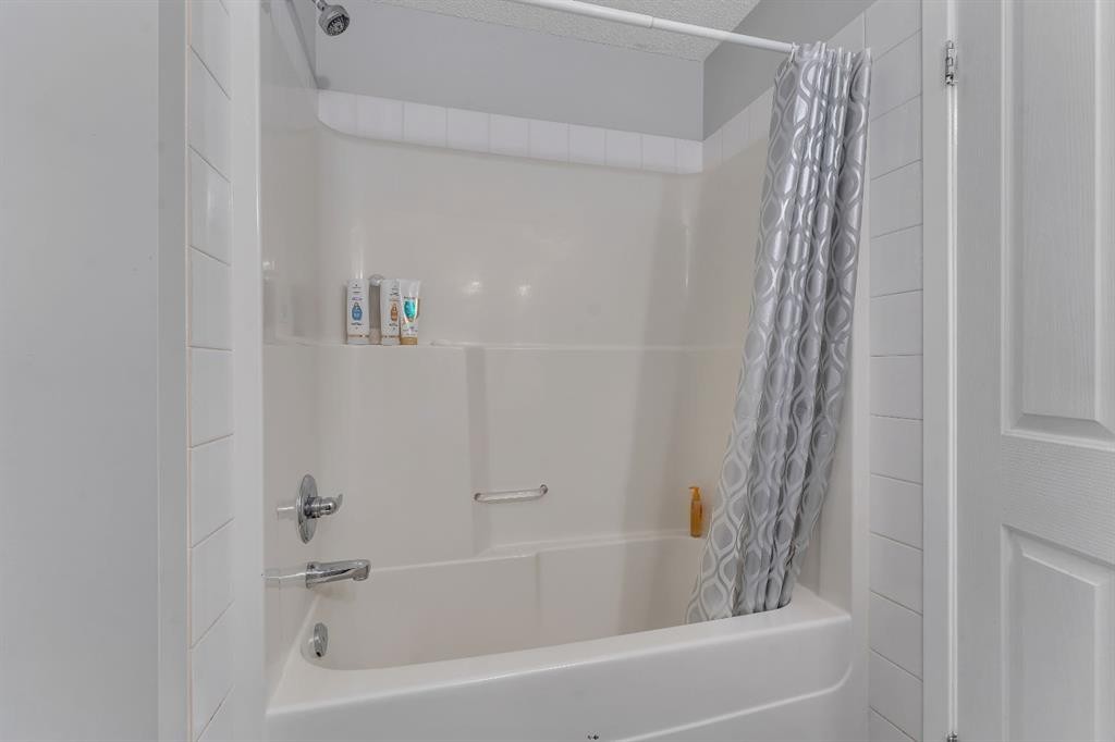 257 Saddlebrook Point Ne, Calgary, AB - Indoor Photo Showing Bathroom