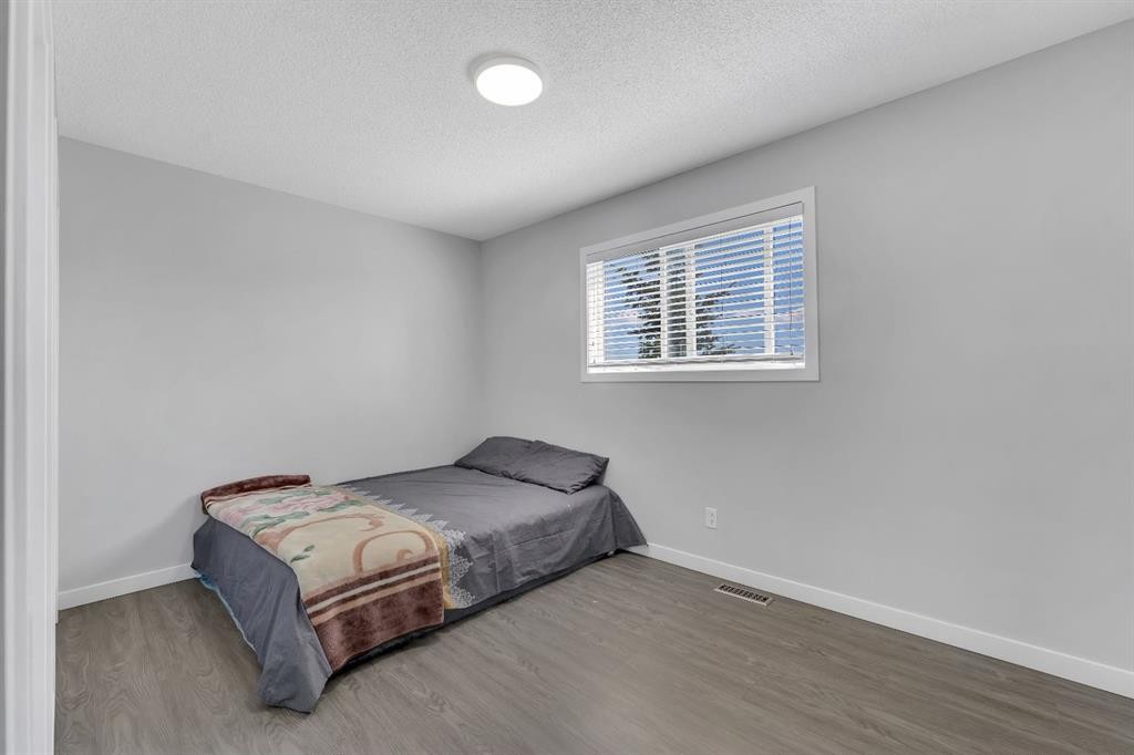257 Saddlebrook Point Ne, Calgary, AB - Indoor Photo Showing Bedroom