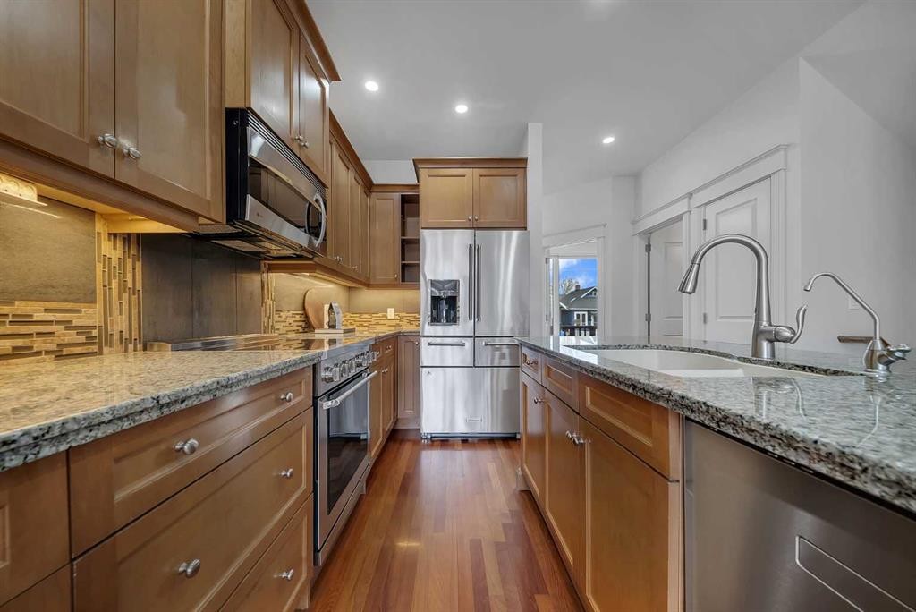 1010 19 Avenue Se, Calgary, AB - Indoor Photo Showing Kitchen With Upgraded Kitchen