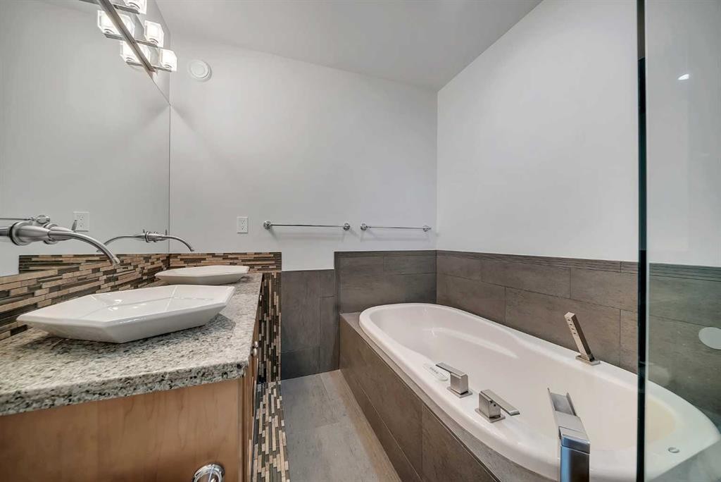 1010 19 Avenue Se, Calgary, AB - Indoor Photo Showing Bathroom