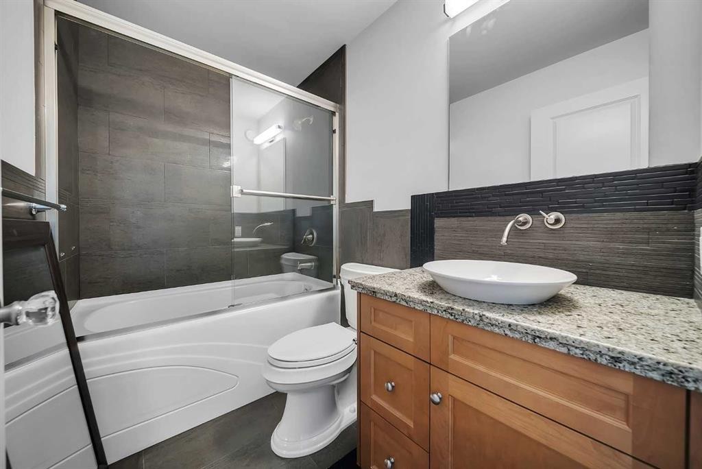 1010 19 Avenue Se, Calgary, AB - Indoor Photo Showing Bathroom