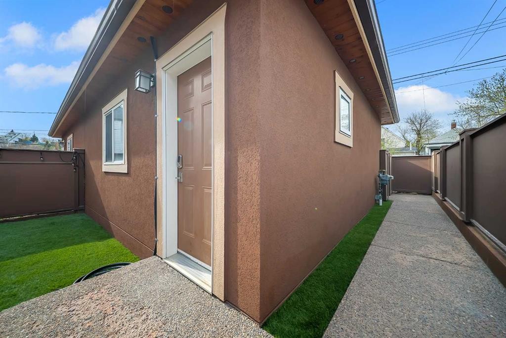 1010 19 Avenue Se, Calgary, AB - Outdoor With Exterior