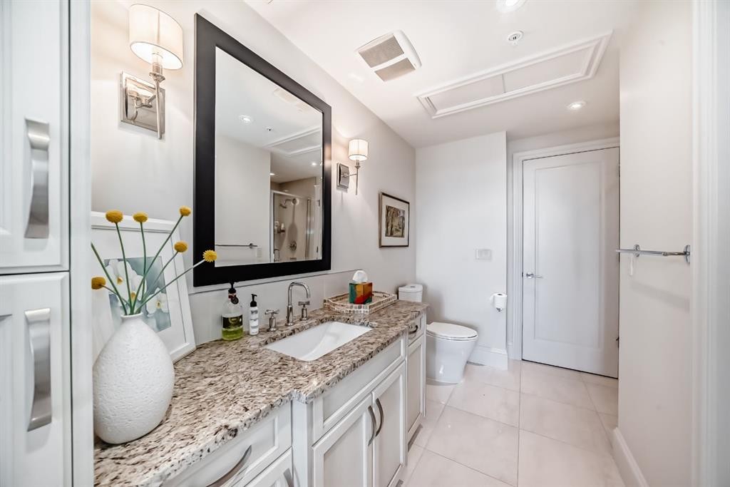404-211 Quarry Way Se, Calgary, AB - Indoor Photo Showing Bathroom