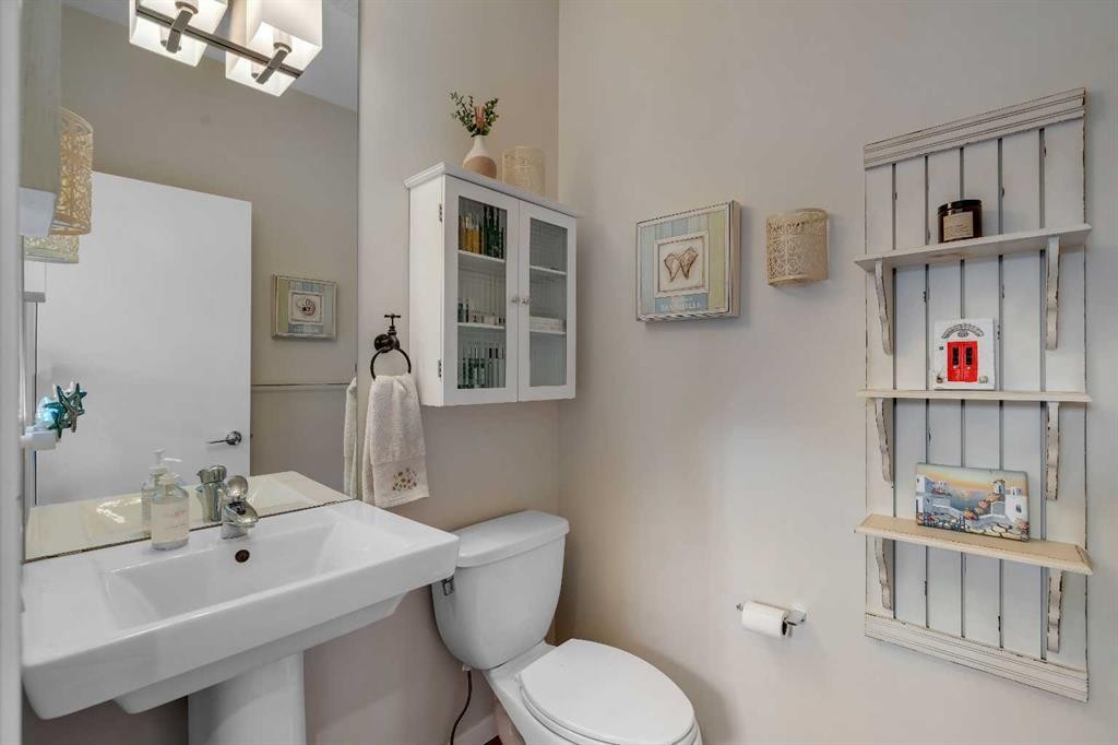 2280 Mahogany Boulevard Se, Calgary, AB - Indoor Photo Showing Bathroom