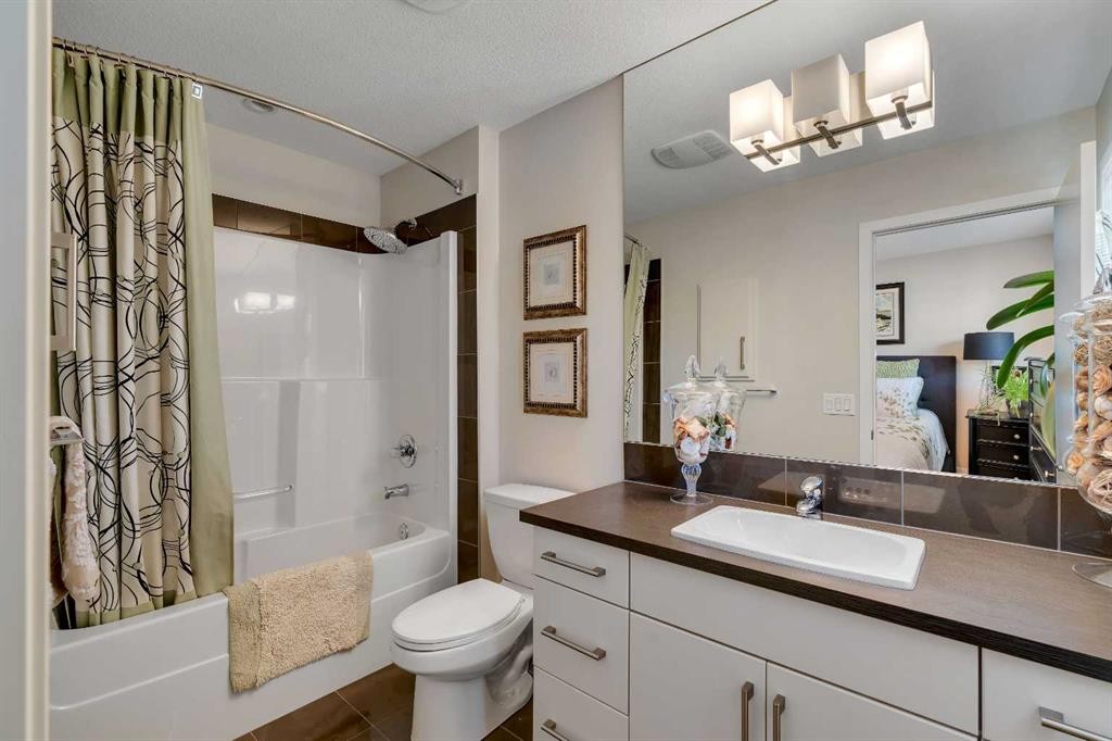 2280 Mahogany Boulevard Se, Calgary, AB - Indoor Photo Showing Bathroom