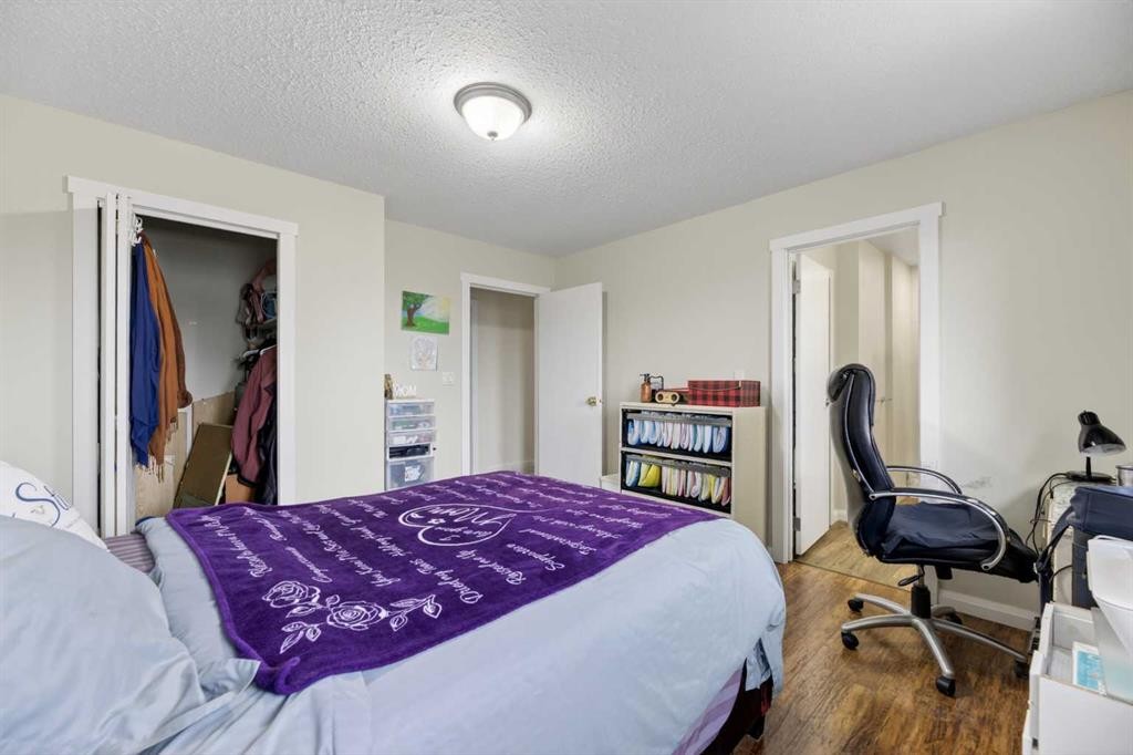 5218 Silverpark Close, Olds, AB - Indoor Photo Showing Bedroom