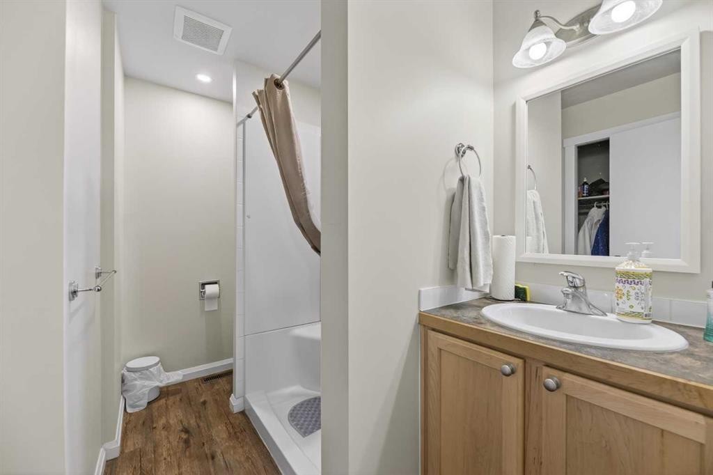 5218 Silverpark Close, Olds, AB - Indoor Photo Showing Bathroom