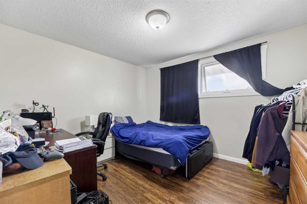 5218 Silverpark Close, Olds, AB - Indoor Photo Showing Bedroom