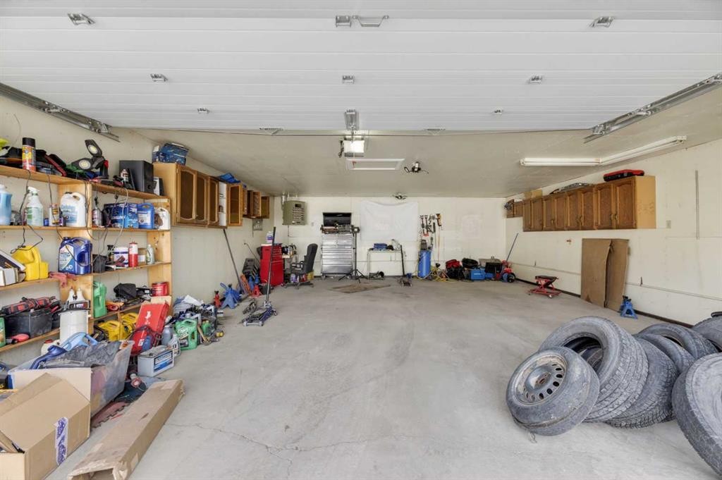 5218 Silverpark Close, Olds, AB - Indoor Photo Showing Garage