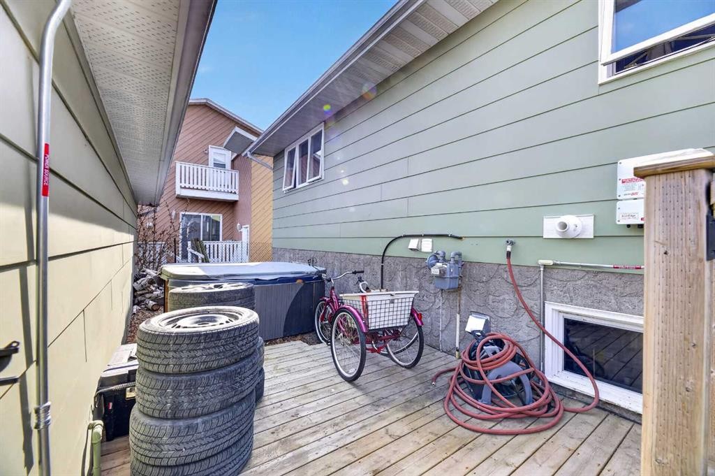 5218 Silverpark Close, Olds, AB - Outdoor With Exterior