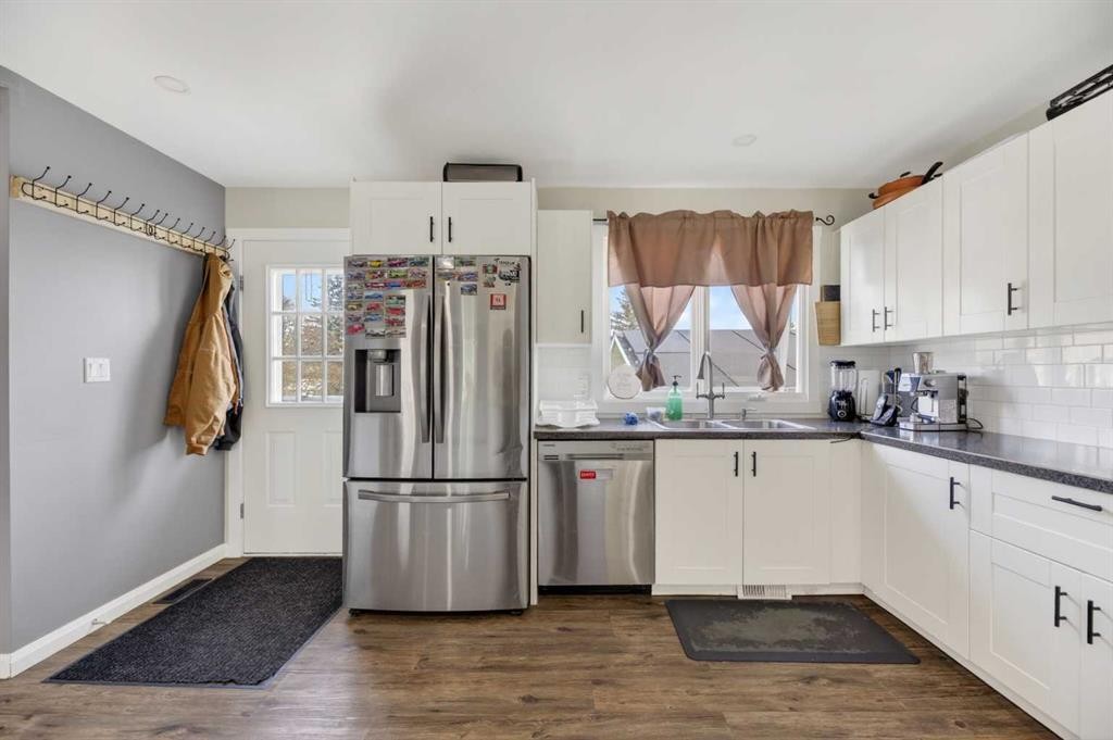 5218 Silverpark Close, Olds, AB - Indoor Photo Showing Kitchen With Stainless Steel Kitchen With Double Sink