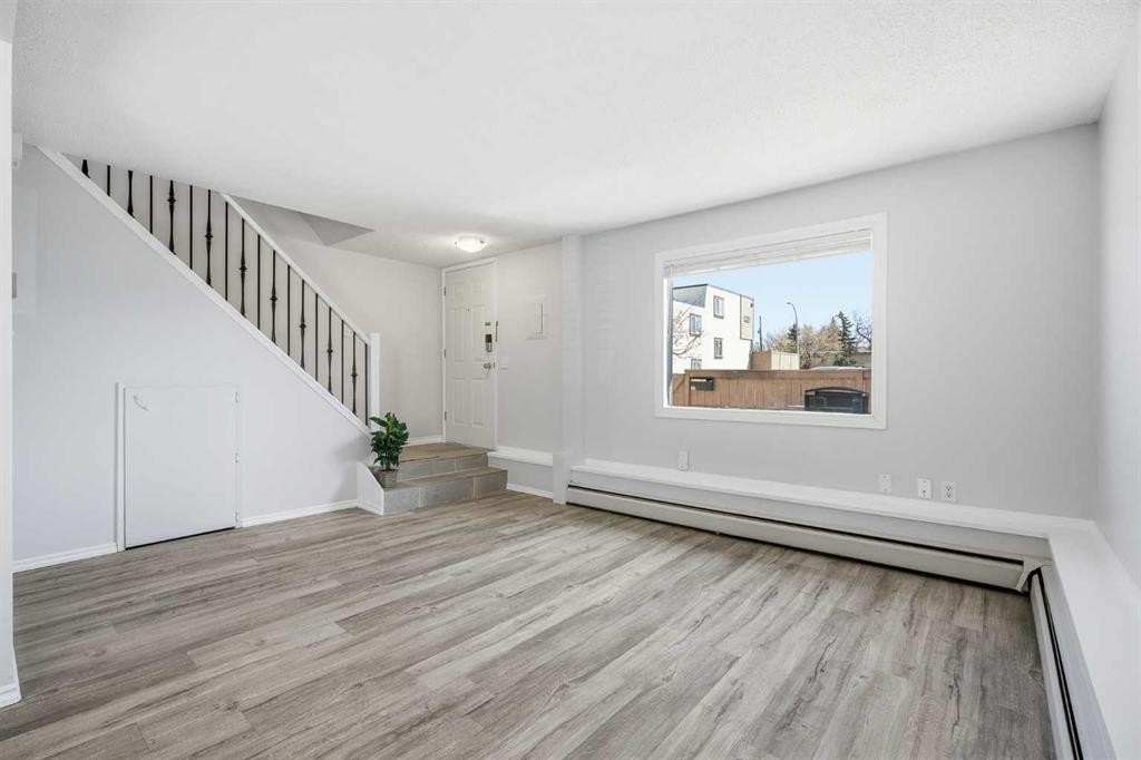 17-3809 45 Street Sw, Calgary, AB - Indoor Photo Showing Other Room