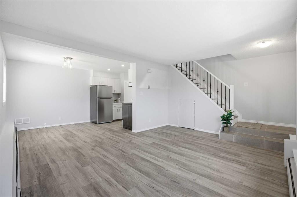 17-3809 45 Street Sw, Calgary, AB - Indoor Photo Showing Other Room