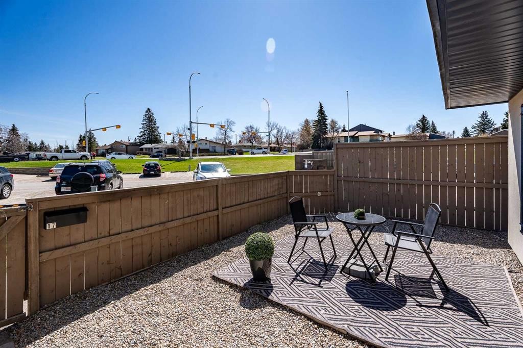 17-3809 45 Street Sw, Calgary, AB - Outdoor