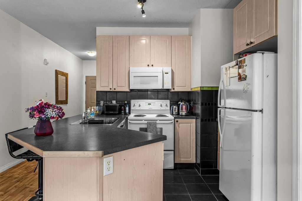 211-176 Kananaskis Way, Canmore, AB - Indoor Photo Showing Kitchen