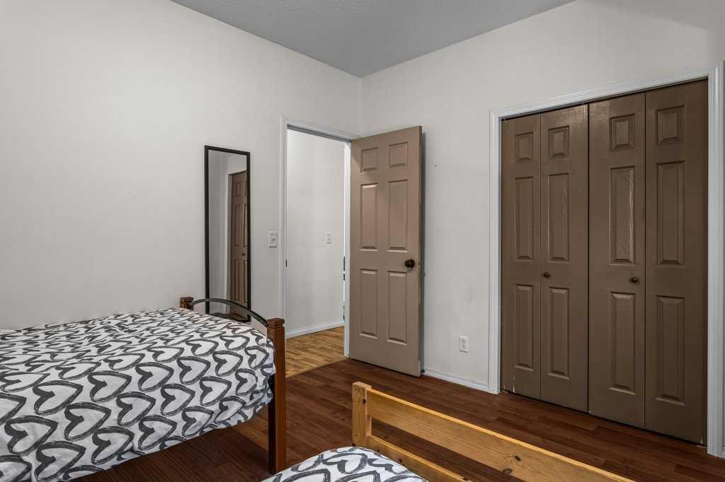 211-176 Kananaskis Way, Canmore, AB - Indoor Photo Showing Bedroom