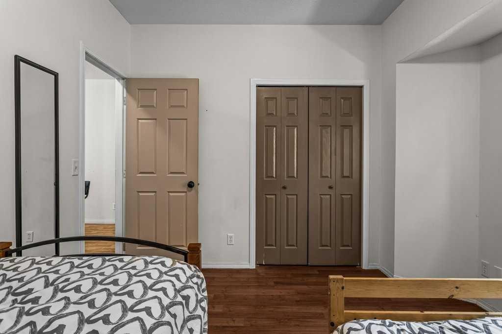 211-176 Kananaskis Way, Canmore, AB - Indoor Photo Showing Bedroom