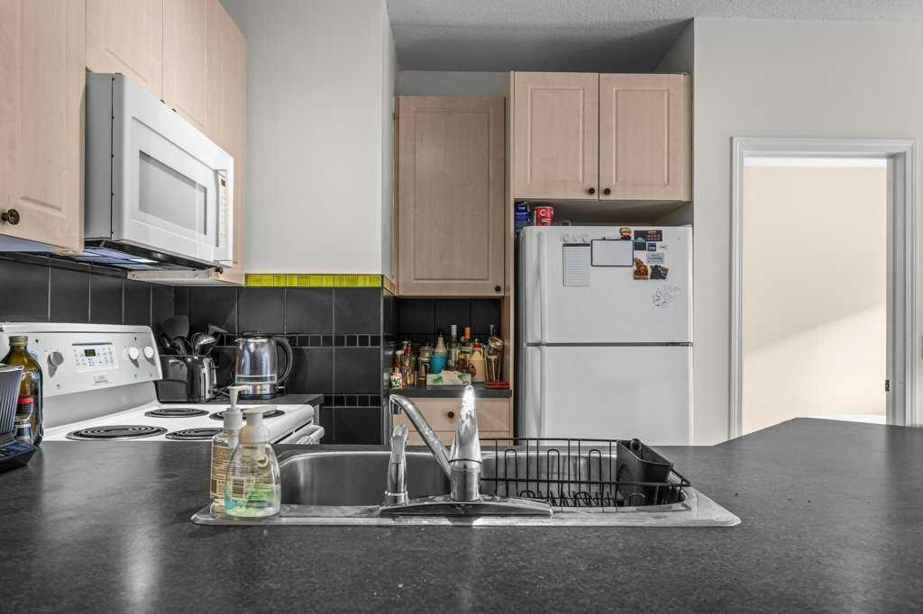 211-176 Kananaskis Way, Canmore, AB - Indoor Photo Showing Kitchen With Double Sink