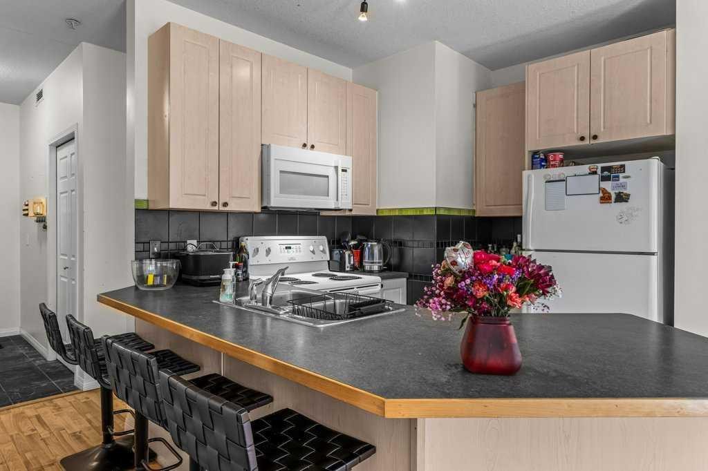 211-176 Kananaskis Way, Canmore, AB - Indoor Photo Showing Kitchen