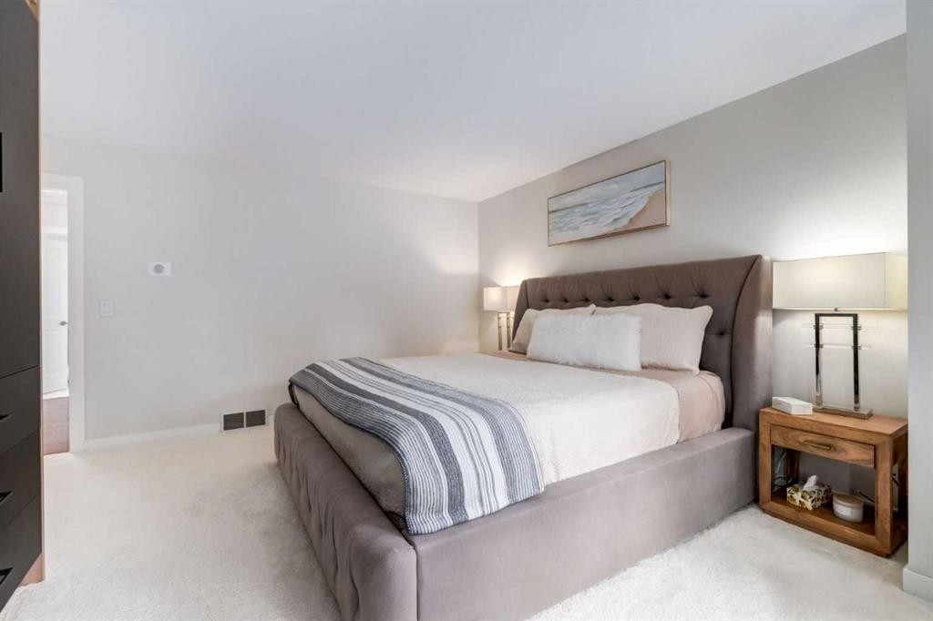 117 Straddock Terrace Sw, Calgary, AB
