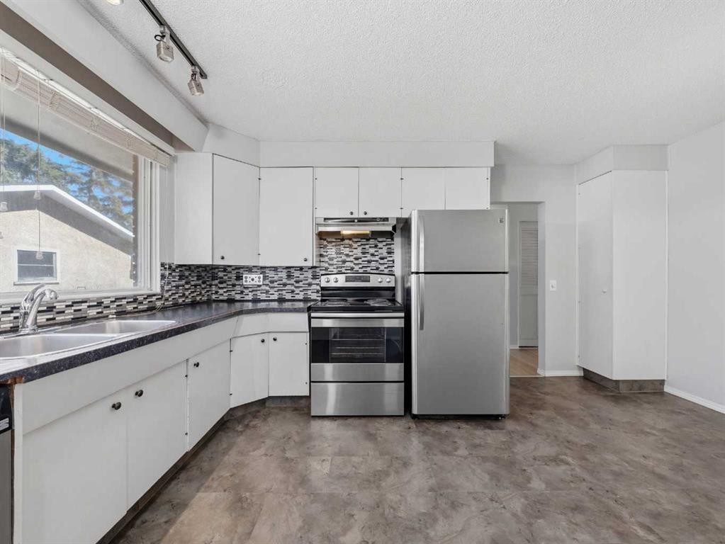 5123 Bulyea Road Nw, Calgary, AB - Indoor Photo Showing Kitchen With Double Sink