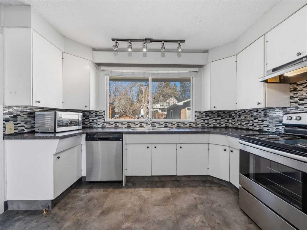 5123 Bulyea Road Nw, Calgary, AB - Indoor Photo Showing Kitchen With Upgraded Kitchen