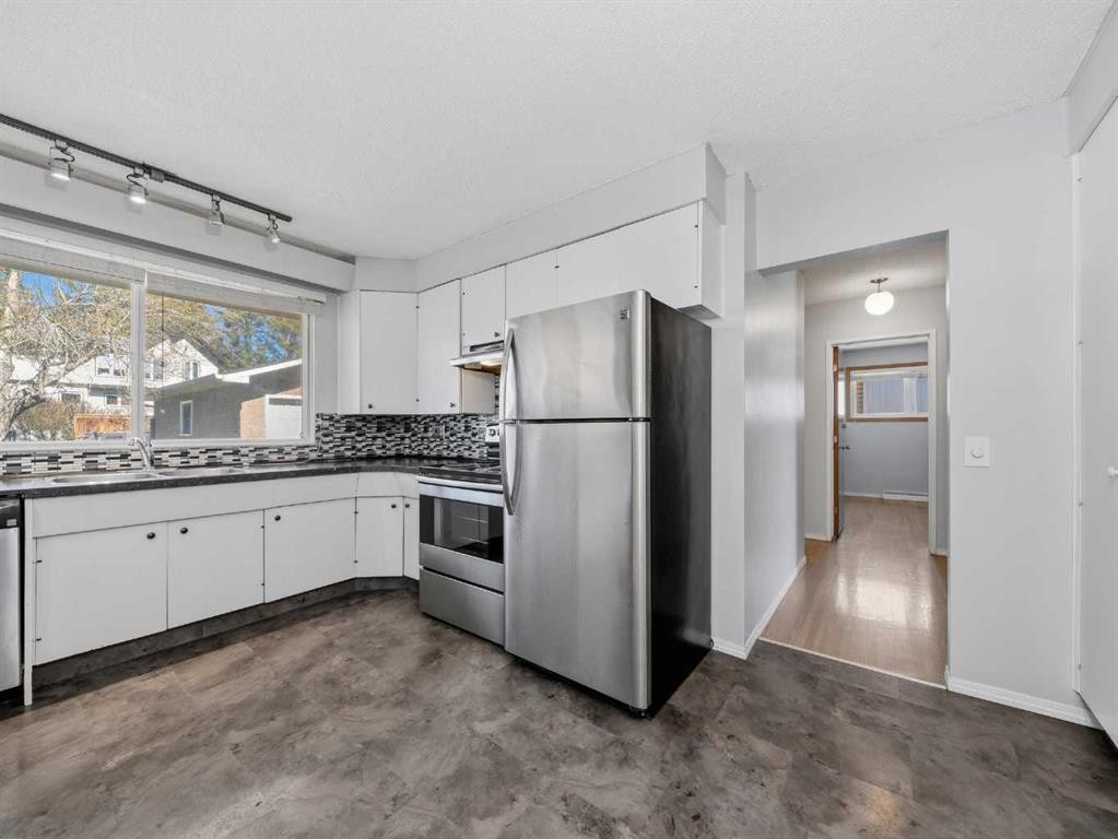5123 Bulyea Road Nw, Calgary, AB - Indoor Photo Showing Kitchen
