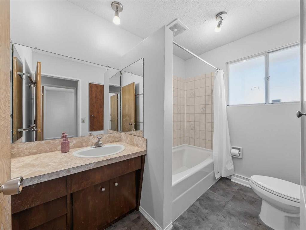 5123 Bulyea Road Nw, Calgary, AB - Indoor Photo Showing Bathroom