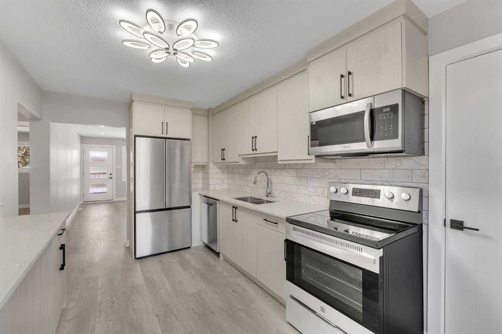 853 Northmount Drive Nw, Calgary, AB - Indoor Photo Showing Kitchen With Stainless Steel Kitchen With Double Sink With Upgraded Kitchen