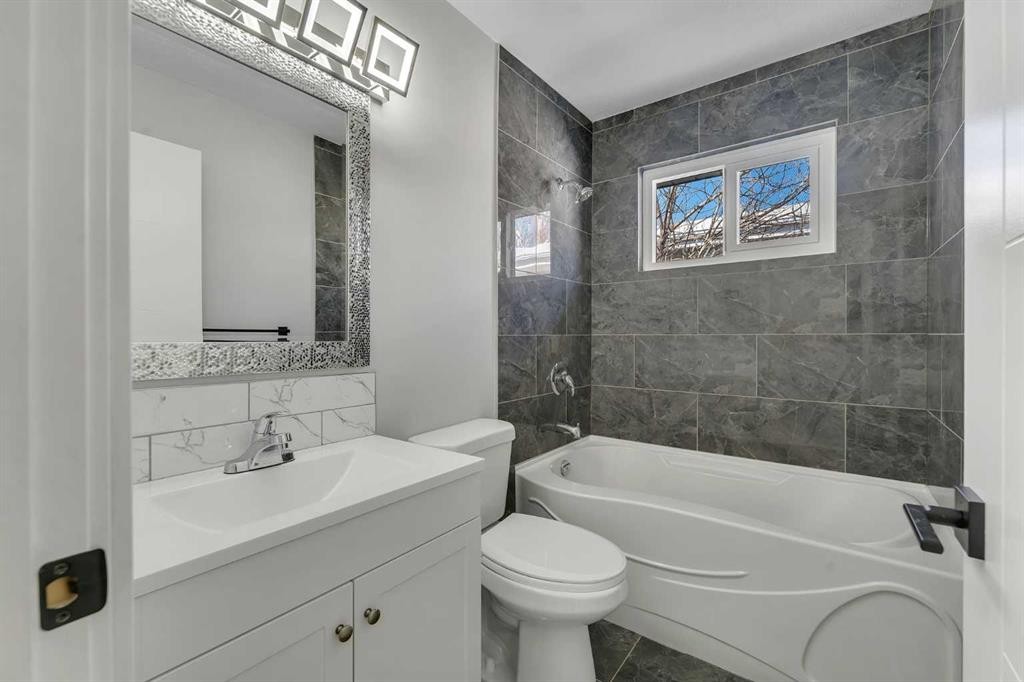 853 Northmount Drive Nw, Calgary, AB - Indoor Photo Showing Bathroom