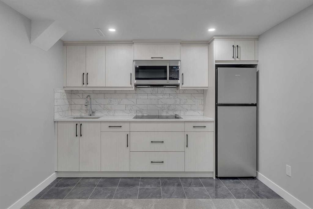 853 Northmount Drive Nw, Calgary, AB - Indoor Photo Showing Kitchen