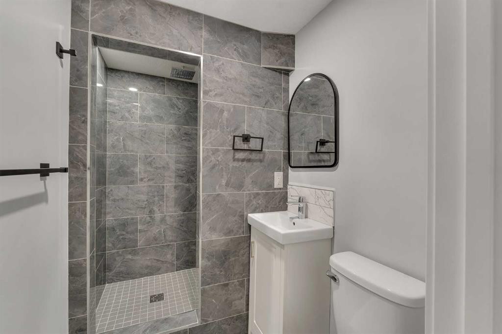 853 Northmount Drive Nw, Calgary, AB - Indoor Photo Showing Bathroom