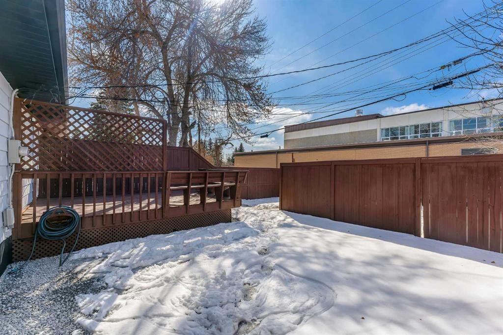 853 Northmount Drive Nw, Calgary, AB - Outdoor