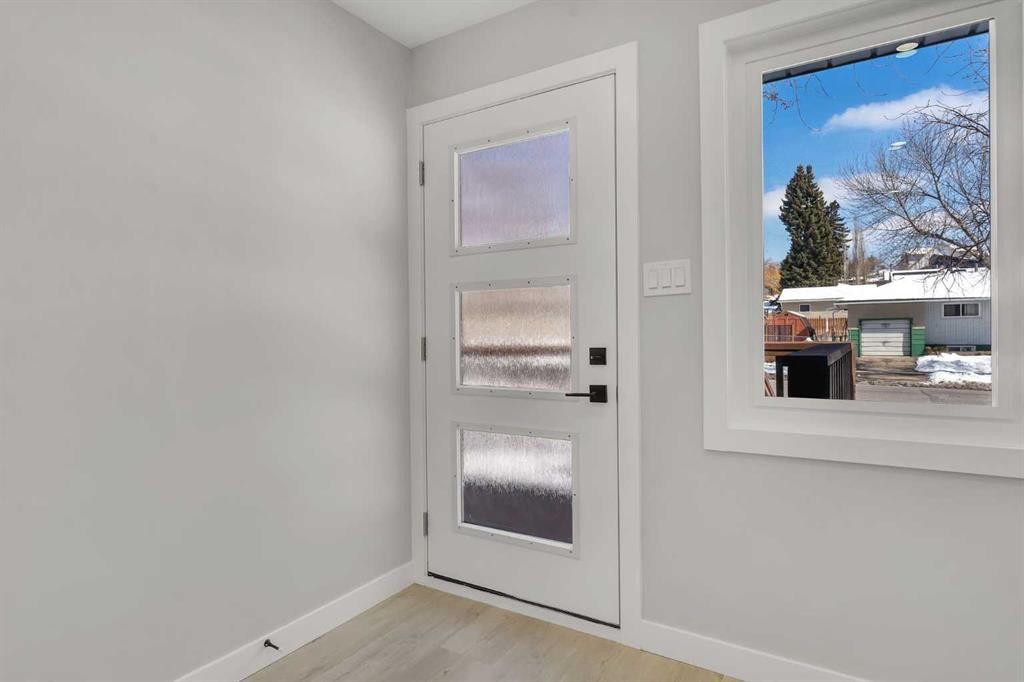 853 Northmount Drive Nw, Calgary, AB - Indoor Photo Showing Other Room