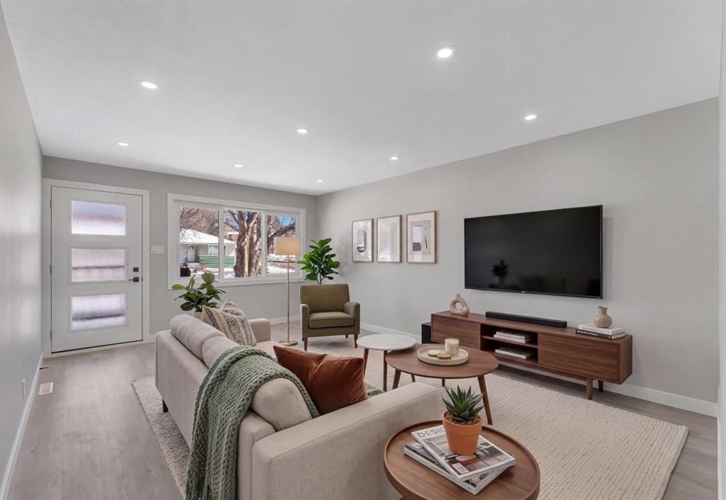 853 Northmount Drive Nw, Calgary, AB - Indoor Photo Showing Living Room