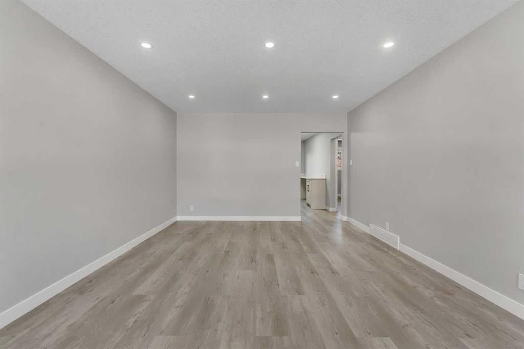 853 Northmount Drive Nw, Calgary, AB - Indoor Photo Showing Other Room