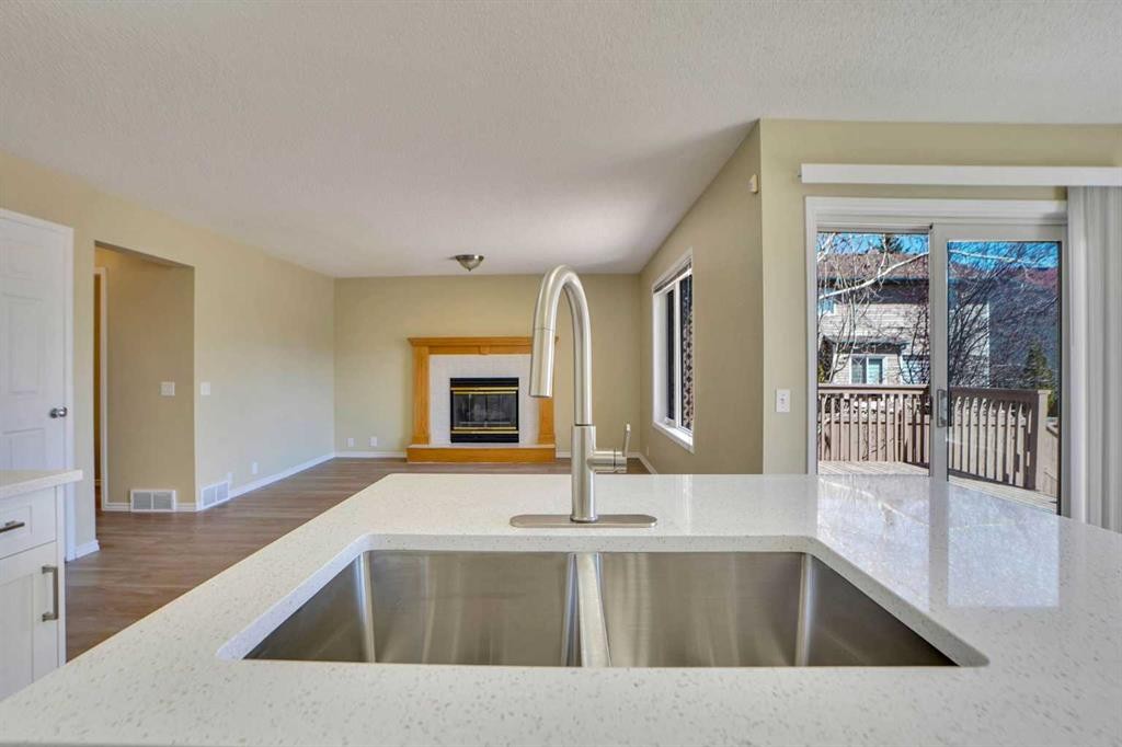 6 Somerset Close Sw, Calgary, AB - Indoor Photo Showing Kitchen