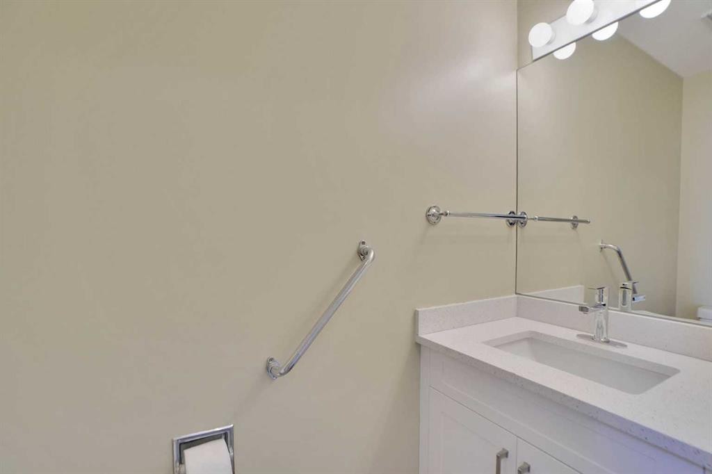6 Somerset Close Sw, Calgary, AB - Indoor Photo Showing Bathroom