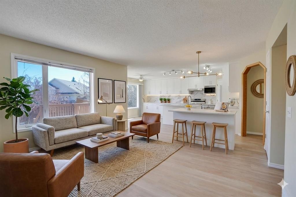 6 Somerset Close Sw, Calgary, AB - Indoor Photo Showing Living Room