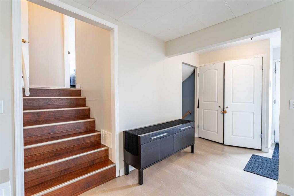 370 16 Avenue, Diamond Valley, AB - Indoor Photo Showing Other Room