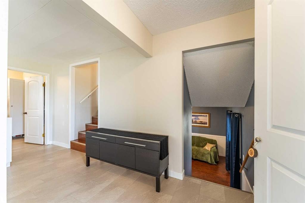 370 16 Avenue, Diamond Valley, AB - Indoor Photo Showing Other Room