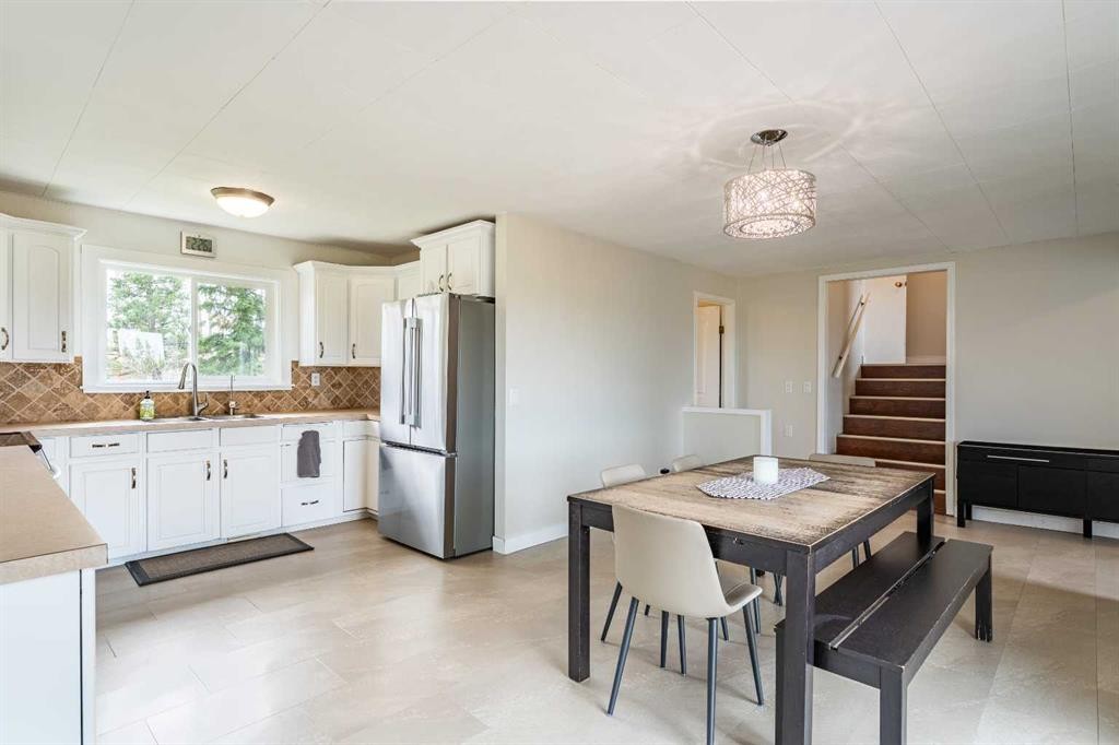 370 16 Avenue, Diamond Valley, AB - Indoor