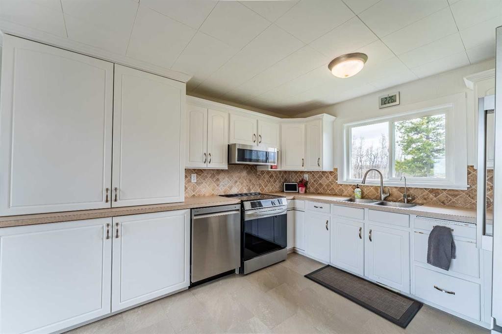 370 16 Avenue, Diamond Valley, AB - Indoor Photo Showing Kitchen With Double Sink