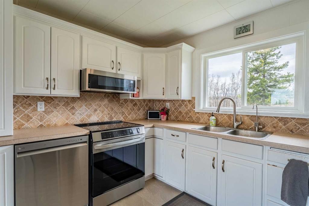 370 16 Avenue, Diamond Valley, AB - Indoor Photo Showing Kitchen With Double Sink